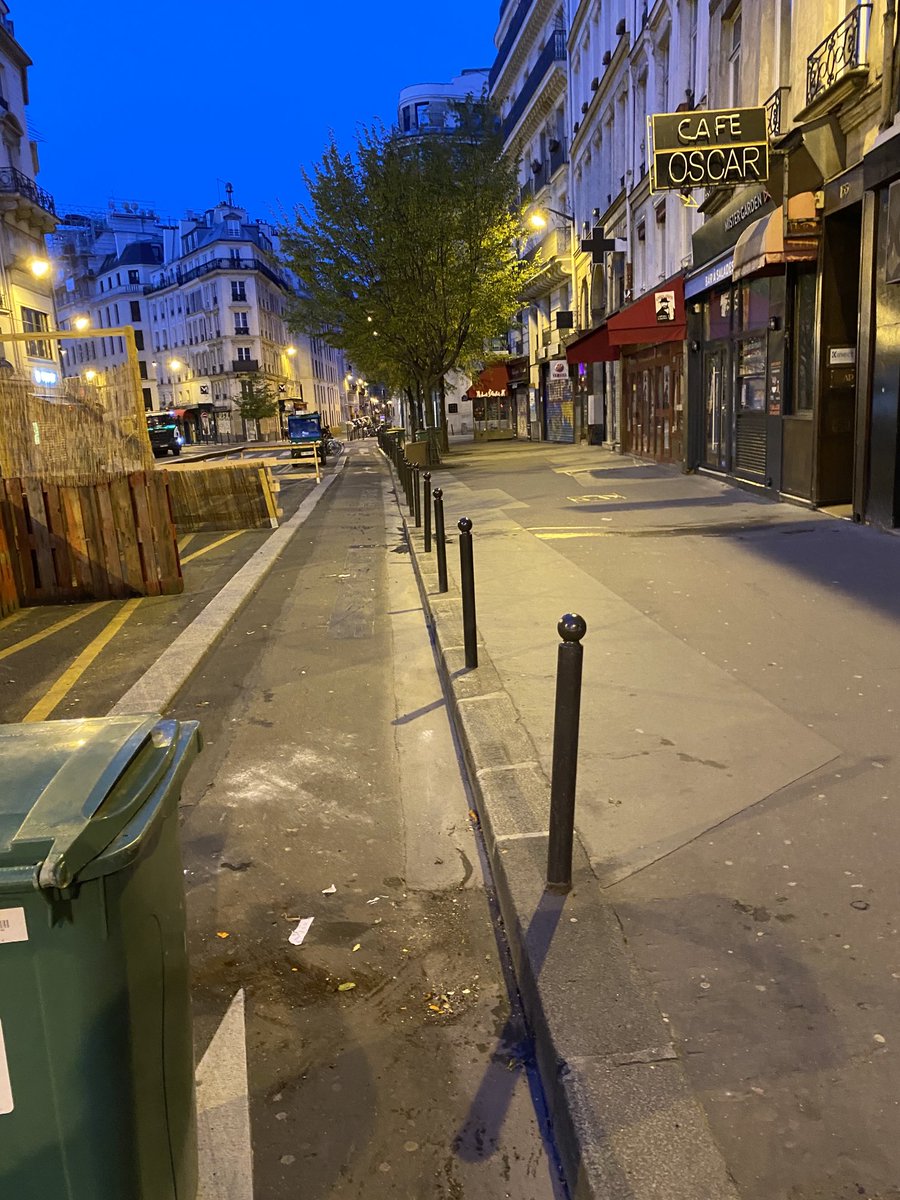 eboueurfiere's tweet photo. Moi c est pas saccageparis qui me fait travailler tous les matins c’est ma motivation à rendre aux parisiens leur rue propre après que certains dégradent leur rue @eboueurheureux https://t.co/eRZpoEAT5T