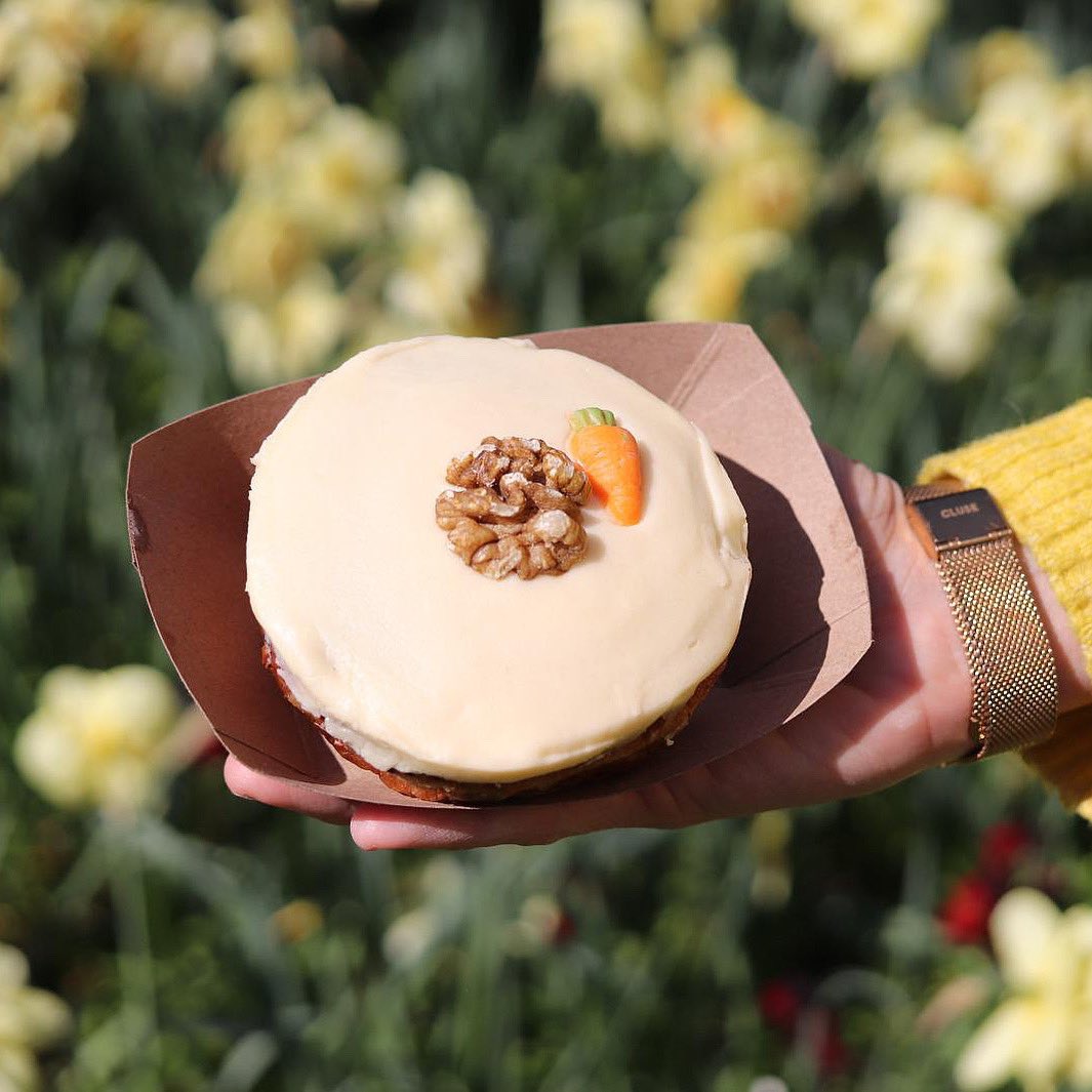 🥕Carrot Cake🥕
Our classic sourdough has been upgraded to have cinnamon, nutmeg, ginger, pecan nuts &amp; carrots infusions! This is then filled with a fresh nut &amp; orange filling and topped with cream cheese frosting ✨A simply delicious Summer flavour EXCLUSIVE to The Rolling Donut