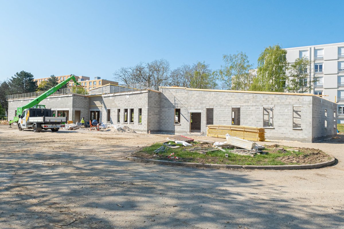 Chateauroux36's tweet photo. Fruit d’un partenariat entre la Ville de #Châteauroux et l’#OPAC36, la future Maison de santé pluridisciplinaire Saint-Jacques (16 rue Albert-Camus) regroupera début 2022 11 professionnels de #santé dont 5 généralistes, des infirmières, des podologues et 1 psychomotricienne. https://t.co/mLZzKtCgLC