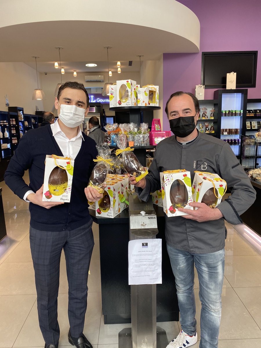 J’ai l’immense plaisir d’offrir aux enfants d’IIHOP du centre Léon Bérard ainsi que les enfants de l’hôtel de Bordeaux mères et enfants dont je suis le parrain.
un pure moment de gourmandise et de douceur avec de très nombreux moulages en chocolats des  boutiques « VATEL Gourmet