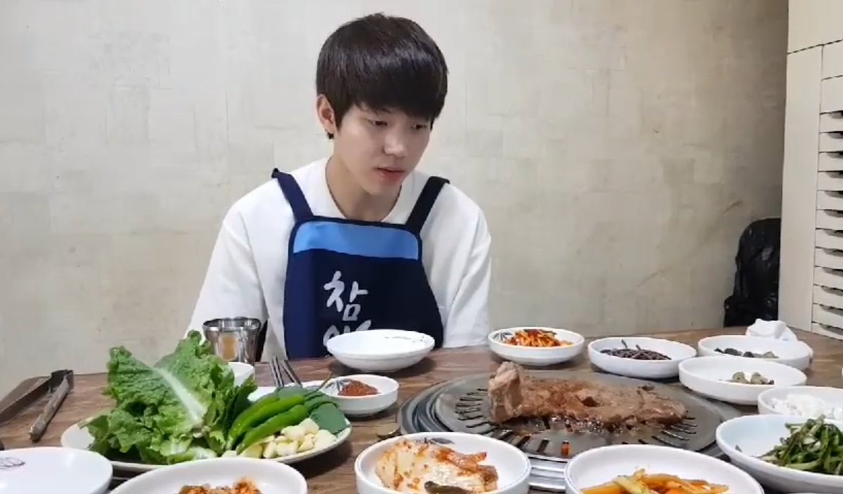 dowonpiled's tweet photo. the amount of dowoon memes when he's with food lmao https://t.co/n7rEVsnoFk