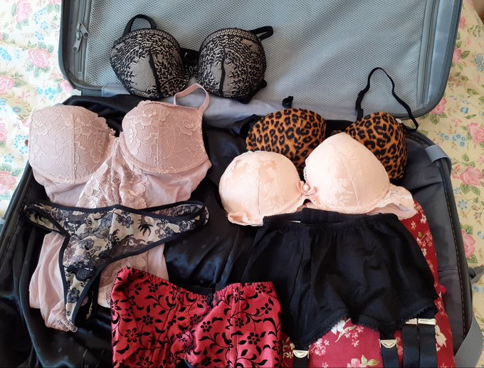 En pleine pr&eacute;paration de ma valise pour aller tourner avec @anthony13toto @AntoTotoCom  😀😋 https://t<a href="/tag/glamour"class="tags"><span>#glamour</span></a><a href="/tag/erotic"class="tags"><span>#erotic</span></a><a href="/tag/sexe"class="tags"><span>#sexe</span></a><a href="/tag/clubbing"class="tags"><span>#clubbing</span></a><a href="/tag/tara_cherry"class="tags"><span>#tara_cherry</span></a>
