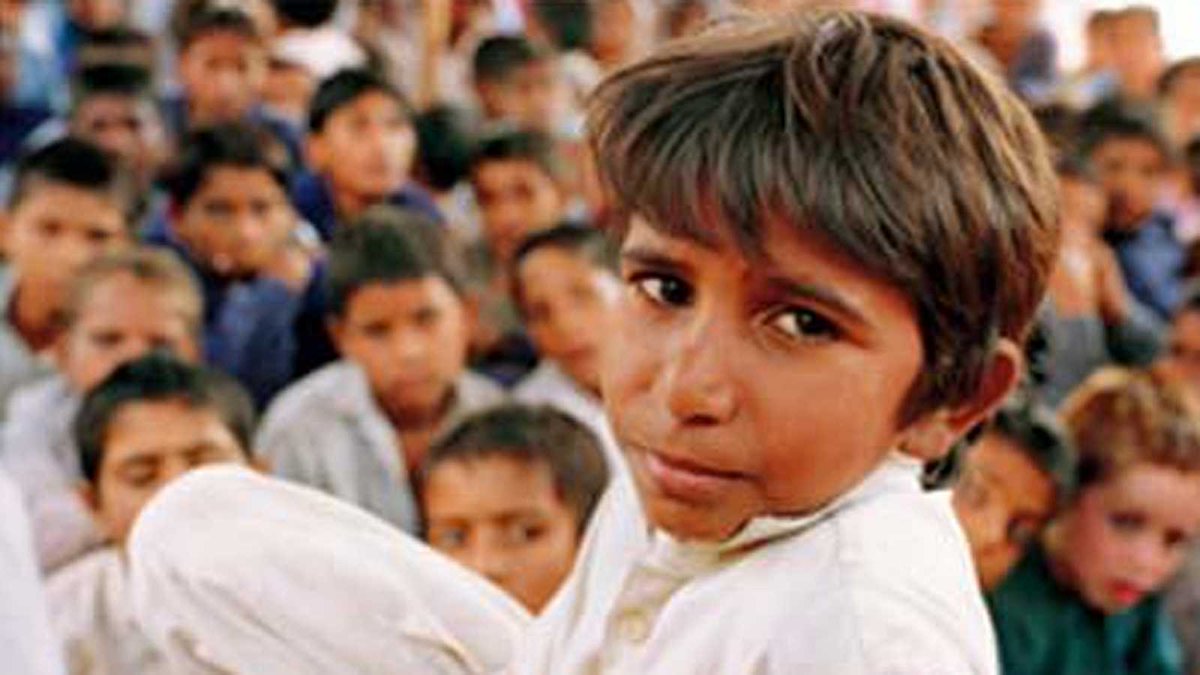 #DíaInternacionalContraLaEsclavitudInfantil. Se recuerda la memoria de Iqbal Masih, niño pakistaní que a los 4 años fue vendido a un fabricante de alfombras. A los 10 escapó y comenzó una cruzada contra la esclavitud infantil, fue asesinado a balazos a sus 12 años en 1995.