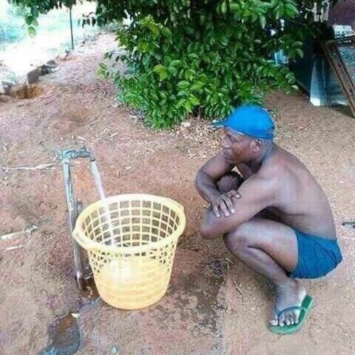 พี่เอฟนั่งรอน้ำเต็ม เพราะจะเอาไปซักผ้า