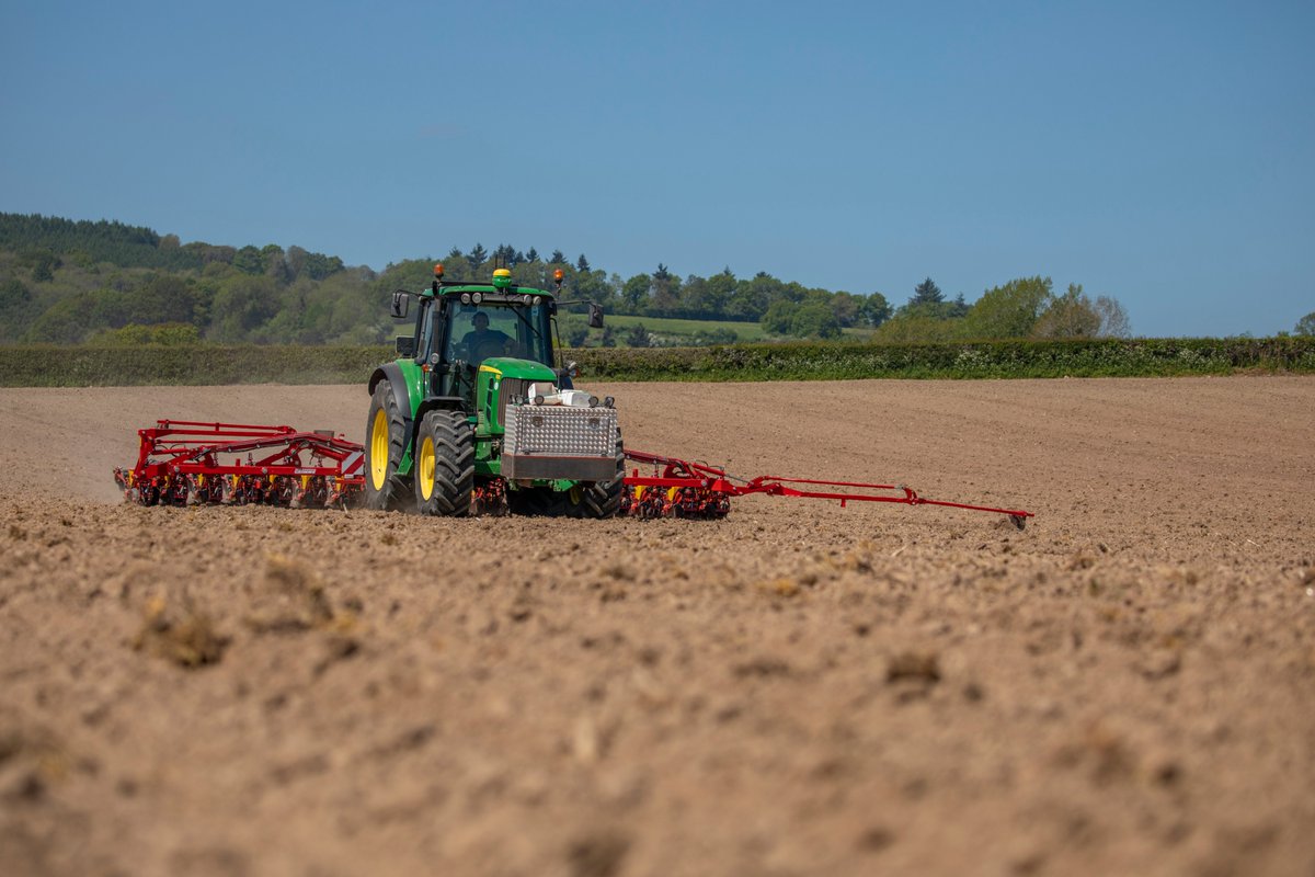 GRIMMEGroup's tweet photo. Impressive images from our sugar beet seeder MATRIX 1800 working in UK. 
#GRIMME #MATRIX1800 #sugarbeet https://t.co/iCLSBqDptq