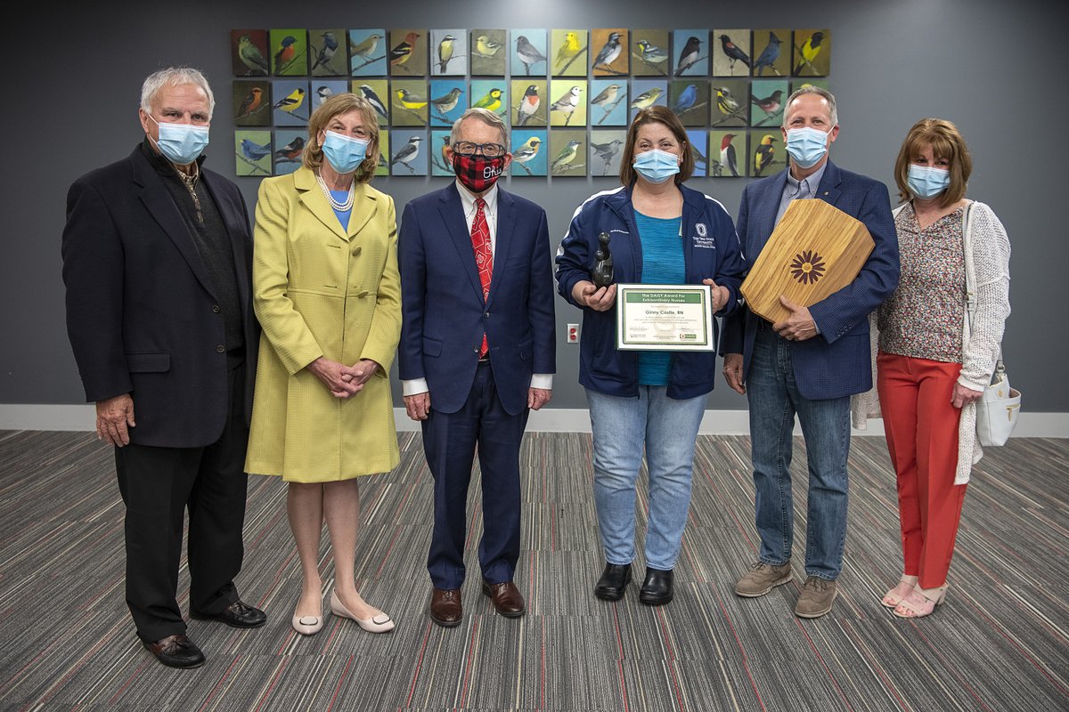 OSUWexMed's tweet image. Today, @GovMikeDeWine surprised Virginia “Ginny” Castle, a registered nurse in the medical intensive care unit, by presenting her with the Daisy Award for her compassionate care of a patient who was hospitalized with COVID-19. go.osu.edu/B7D6