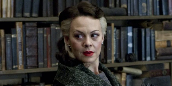 Hogwarts_GDR's tweet photo. Purtroppo dobbiamo darvi una notizia bruttissima. A soli 52 anni, dopo una lunga battaglia contro il cancro, è venuta a mancare Helen McCrory, che noi conosciamo come l'attrice che ha interpretato #NarcissaMalfoy nella saga cinematografica 😔

#HHPGDR #Hogwarts #HarryPotter #GDR https://t.co/7VAnB5tE2x