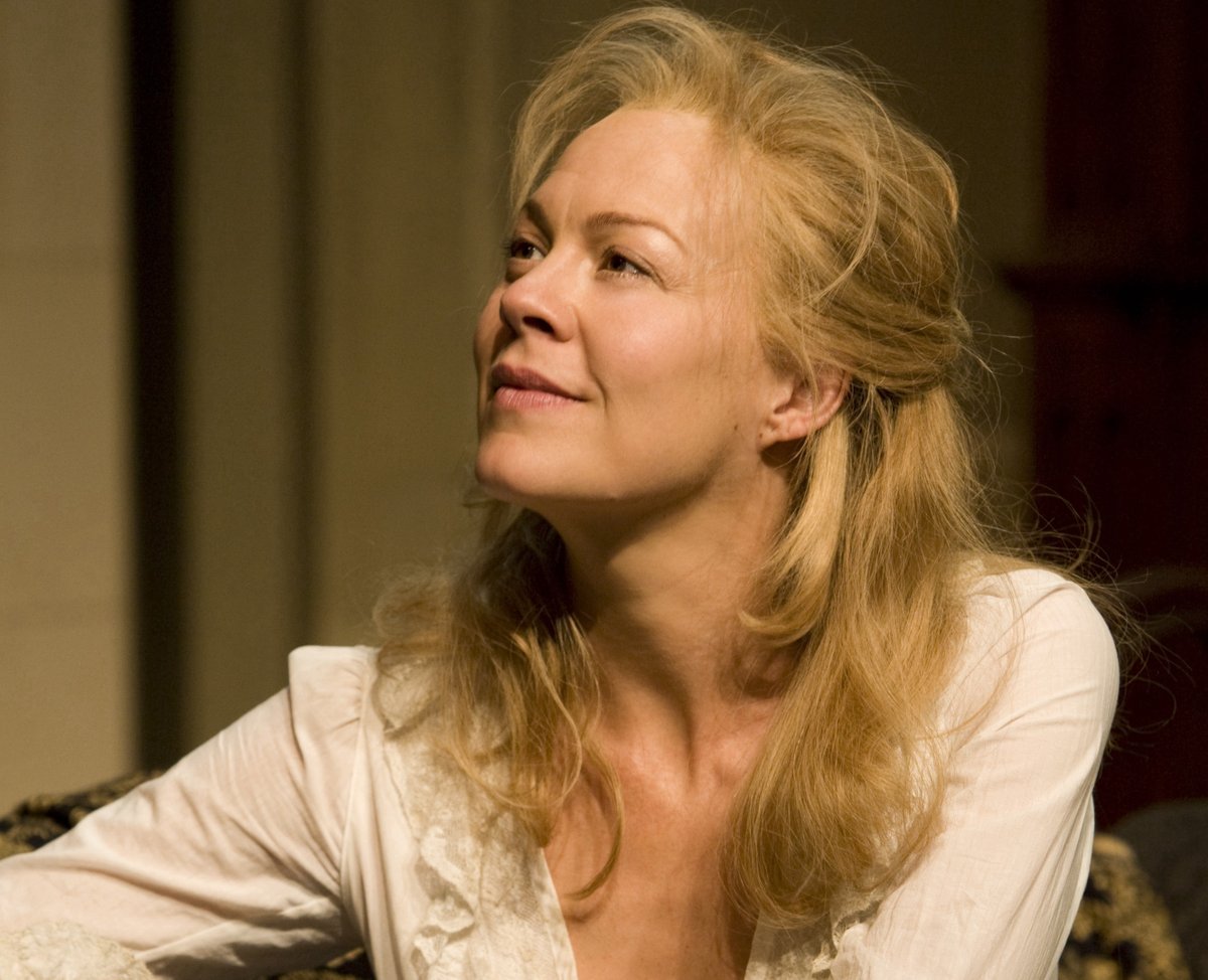 We’re so sad to hear of the death of Helen McCrory. 

She will be greatly missed and our thoughts go out to her family.

We were privileged that Helen performed at the Almeida a number of times in her career, most recently in Ibsen’s Rosmersholm in 2008.

📸 Johan Persson