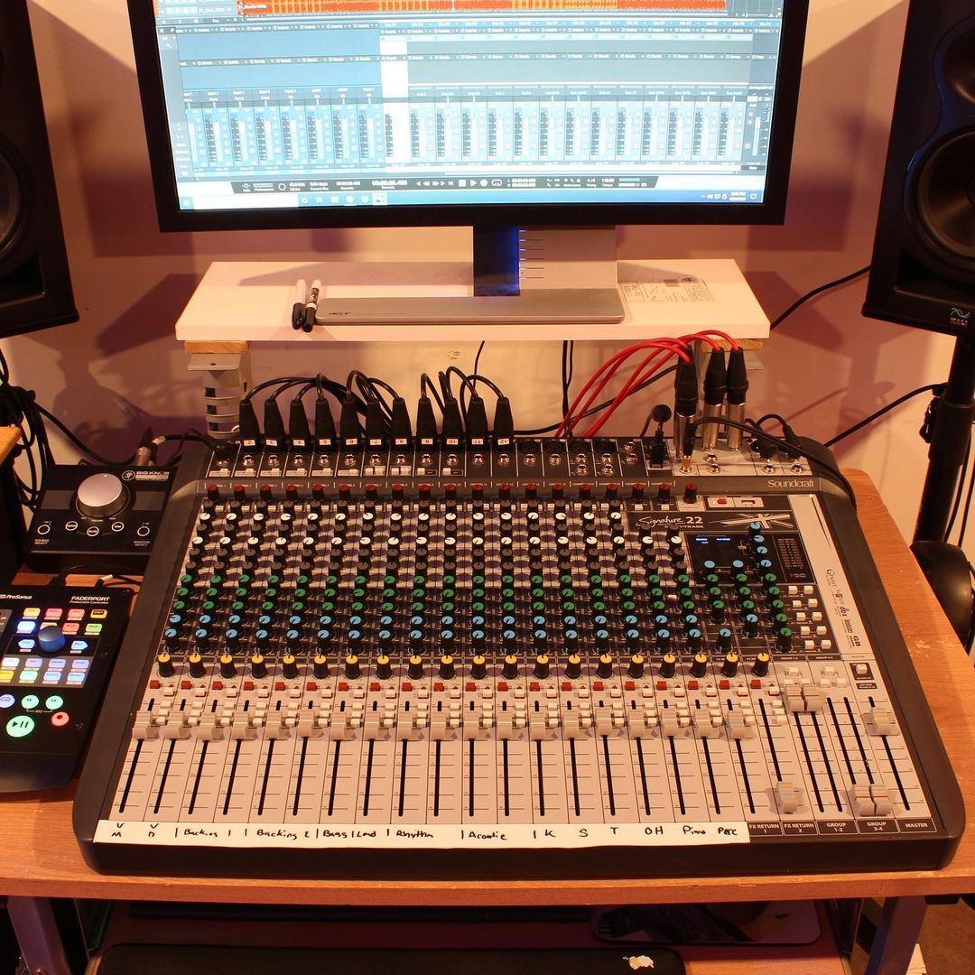 Whether you're recording or producing, the #Soundcraft #Signature22MTK combines pristine sound performance with multi-track USB audio interface functionality. Thanks for sharing, IG user soundcast_studios! Learn more: bddy.me/3srlsPH #SoundcraftingAtHome