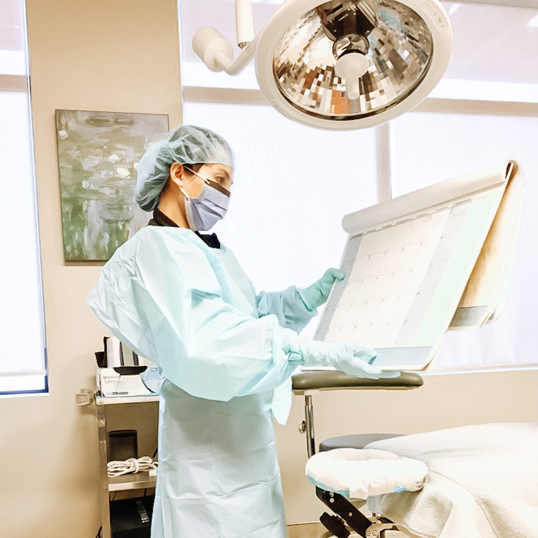 Here’s Eileen, a member of our Hair Transplant Team, setting up for another hair transplant day! Wondering if Dr. Nakatsui can help your hairline? 



Consultations are always complimentary! Give us a call at 780-482-1414 or shoot us a message to book yours today! ✨