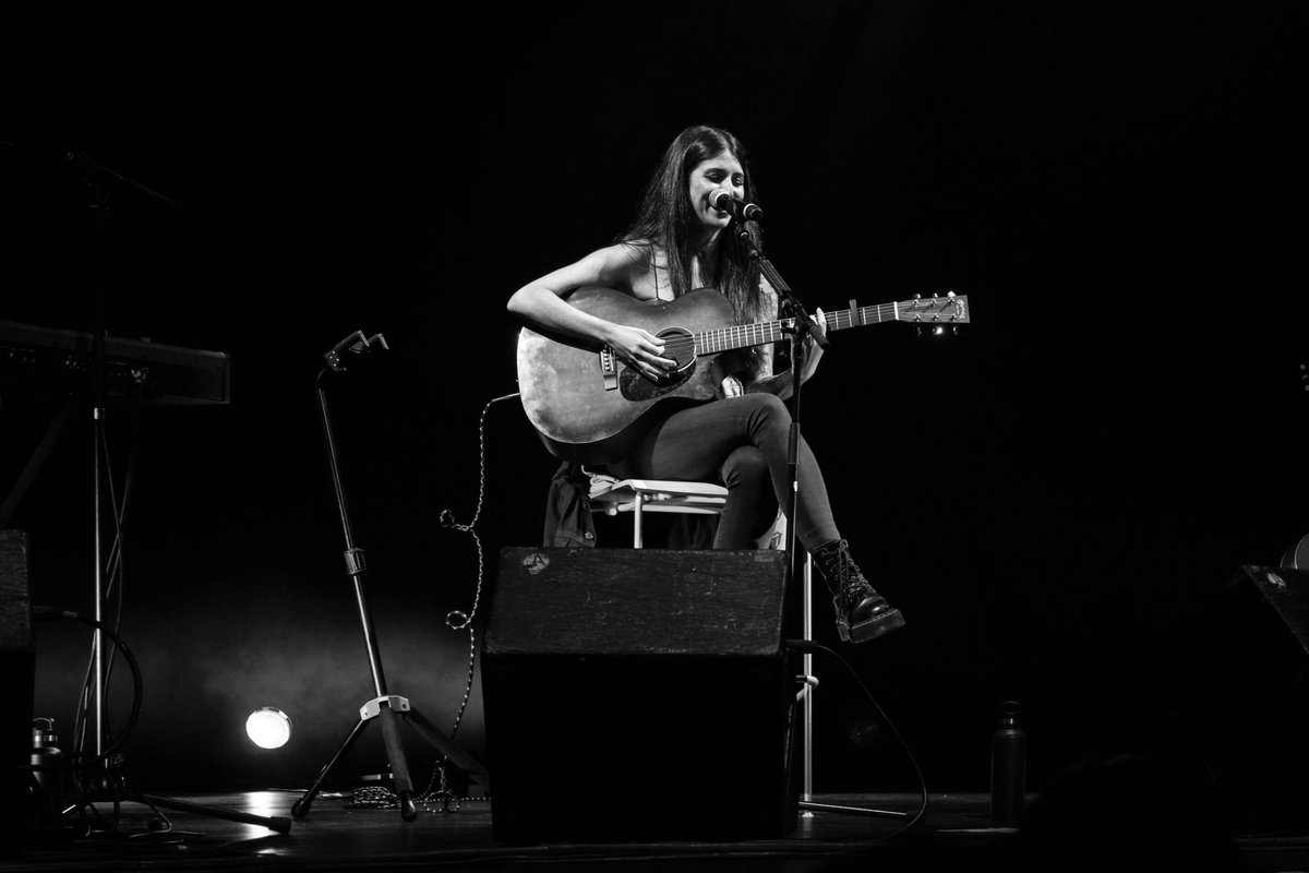 MariaaRG__'s tweet photo. Hilo de fotos de @BelyBasarte en el concierto de Valencia - 10 de abril de 2021. 

🖤🌹 https://t.co/OY530jXntO
