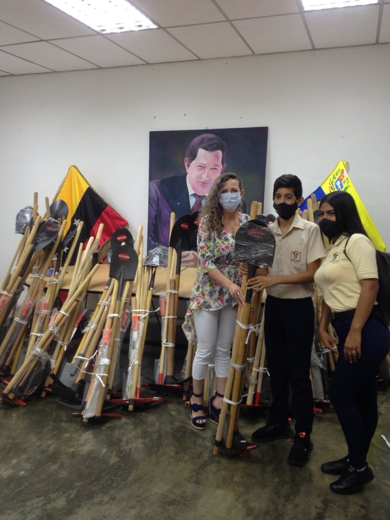 Celebramos los 12 años del Programa Todas las Manos a la Siembra <a href="/PTMSNACIONAL/">Programa Todas las Manos a la Siembra</a> <a href="/01Ptmstachira/">PTMSTACHIRA</a>, con la entrega de kits para continuar impulsando la producción en los plantes.

¡Programa orientado por nuestro Profesor Carlos Lanz! 
¡Cultura productiva! 
#BarrioAdentro18Años