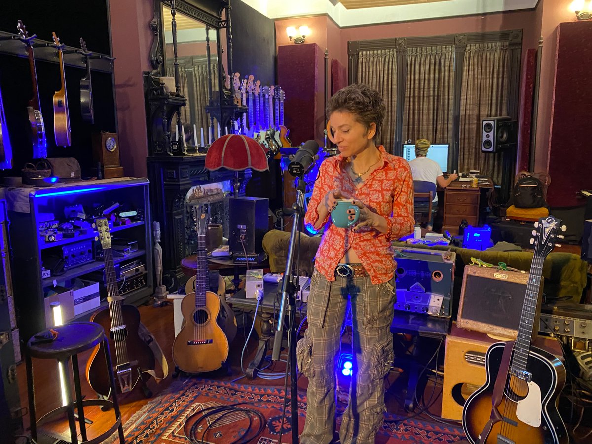 Righteous_Babes's tweet image. Grab a friend &amp;amp; a beverage for your Sunday evening plans! Join us for ‘Revolutionary Love Live’ (~90 min concert from @anidifranco, @swampjig &amp;amp; special guest @ivanneville) &amp;amp; hang with other Righteous Babes in the chat. Replay available with all tickets. revlovelive.gctv.stream