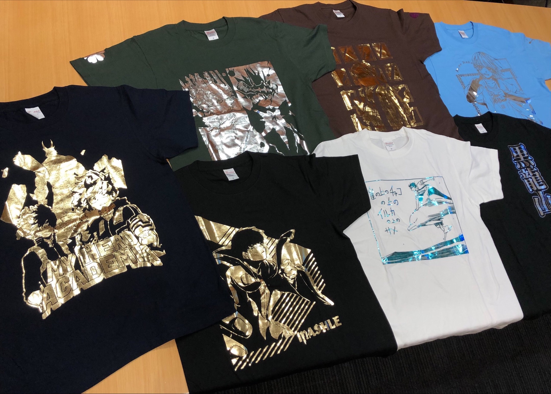 少年ジャンプ編集部 春の豪華３連弾特別企画 少年ジャンプ19号 スペシャルtシャツプレゼント第2弾の サンプルが届いたぞ 箔プリントのtシャツは 画像のように輝きます 4 26月応募〆切 まだの方はぜひご応募を T Co Qfxbiskshj Twitter