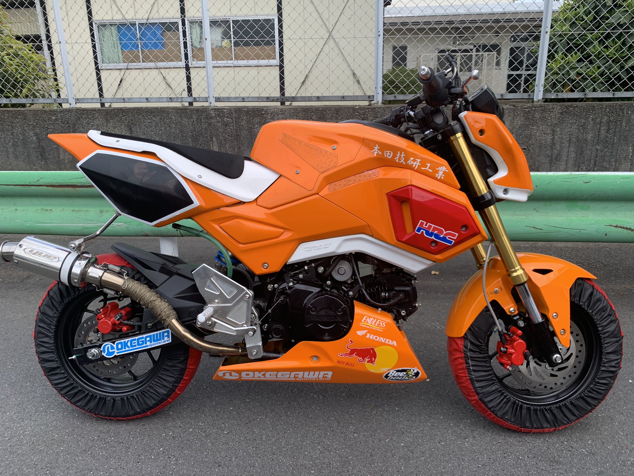 ともかず Hrc Grom5 Hrcグロム売却します 車体 サービスマニュアル ラップタイマー タイヤウォーマー アイファクのリア140nとフロント6 0nのバネ Oh済みのシリンダーヘッド リアスプロケ32 36丁 ステップスタンドのセットで30万 プラス ホイール 外装