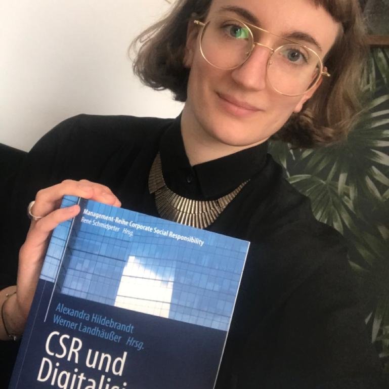 Natascha Schwarzkopf widmet sich in der 2. Aufl. der Frage, wie sich #Digitalisierung zur Gestaltung eines nachhaltig resilienten Wirtschafts- und Gesellschaftssystems der Zukunft neu zu diskutieren lässt. „CSR und Digitalisierung“ @Springer_Gabler. 
link.springer.com/chapter/10.100…