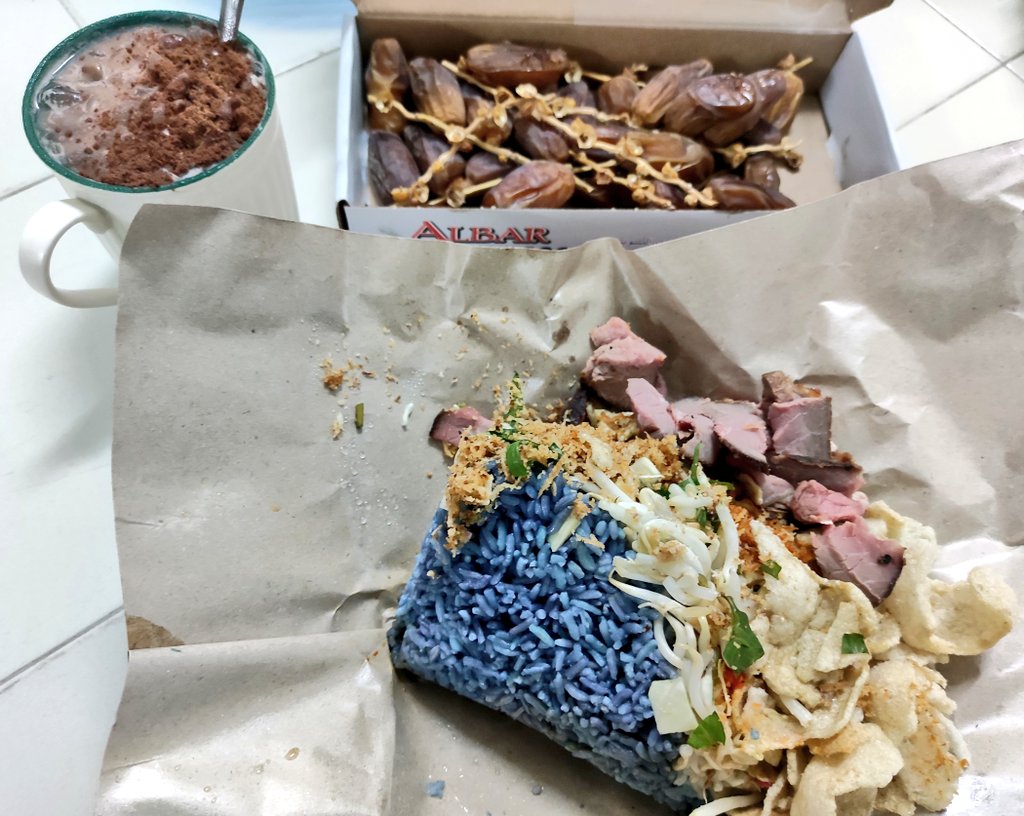 imrnirsyd's tweet photo. Ramadan. Bukan ramadhan. Nasi kerabu ft milo tabur.

#4thRamadan ✔️ https://t.co/n5mgBsWuf2