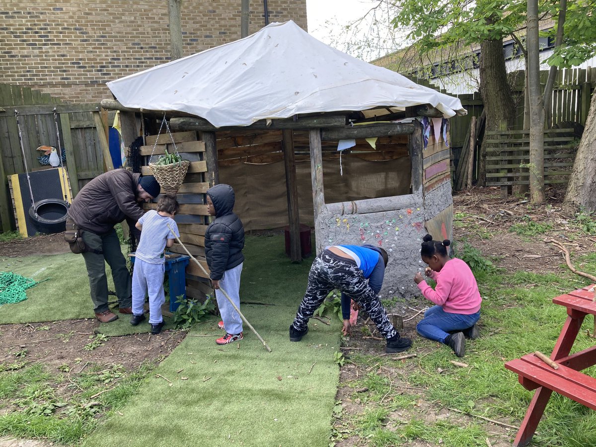 hackneyplay's tweet photo. Using tools, making dens and decorations at the adventure playground today #easterplayscheme #freedom #learningnewskills #hackney https://t.co/FOX4kisuij