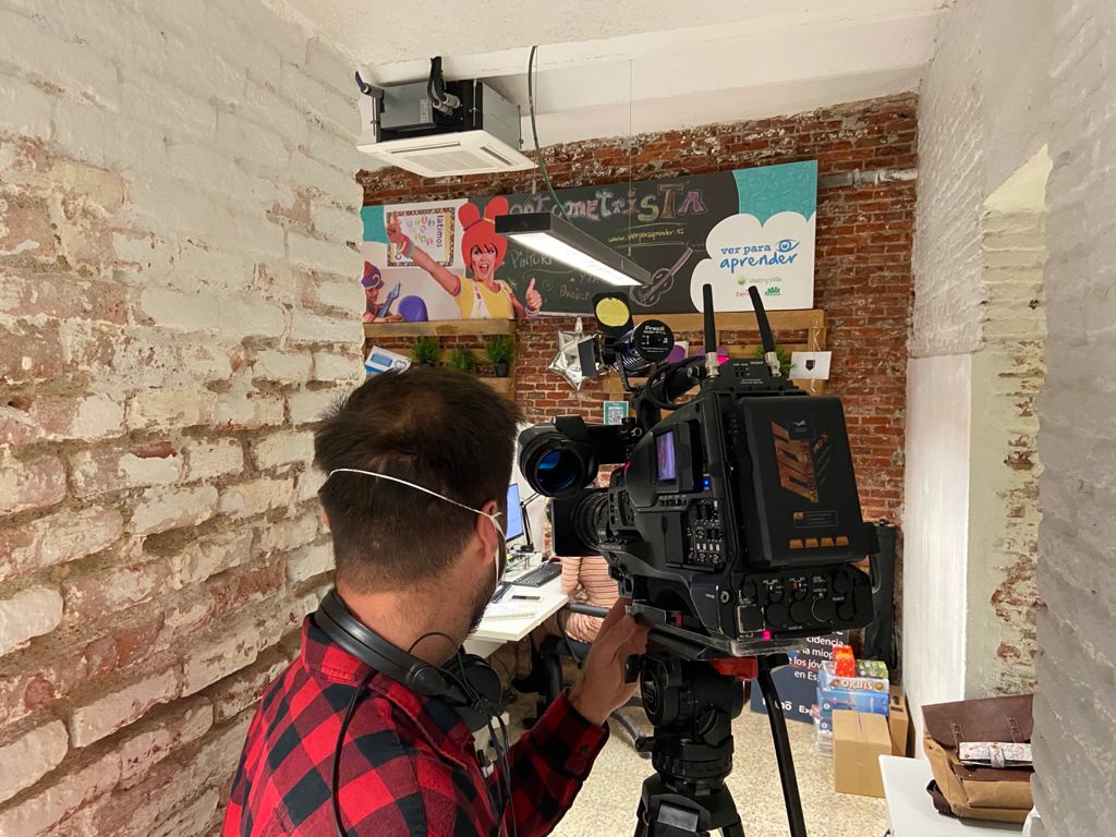 hubofbrands's tweet photo. Hoy en el #DíadelEmprendedor @rtve visita The Hub of Brands para hablar sobre emprendimiento. Han entrevistado a José Domecq de @tradespottingsp y a Eva Cantero de @TheCross_EX . ¡Pero esta #comunidad está llena de valientes!
Podéis verlo en los informativos de TVE a las 15h https://t.co/MjqU0DCPx8