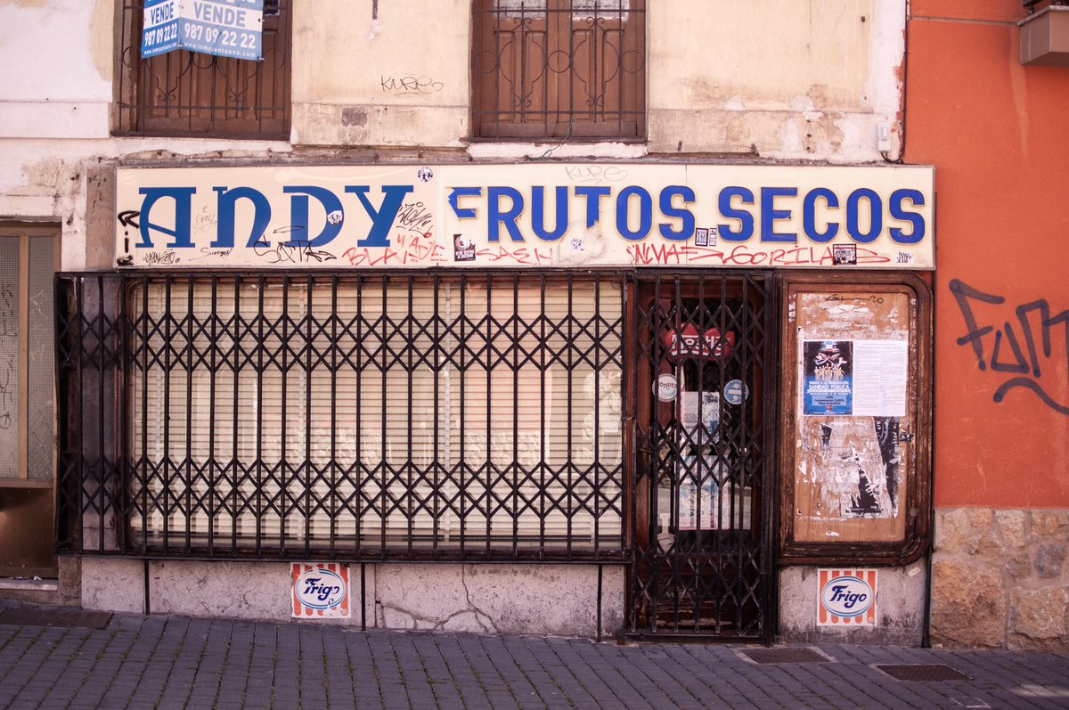 MayusculaL's tweet photo. Andy Frutos Secos // Calle Santa Cruz nº17 // León
La historia completa, en nuestro IG:
https://t.co/r9CbdAJnxs
Foto: @Txema_Ramos
#patrimoniografico #leonesp #barriohumedo #tipografia #rotulos #frontshop #fontgeek @CalleSantaCruz https://t.co/aHDfxiK6dw