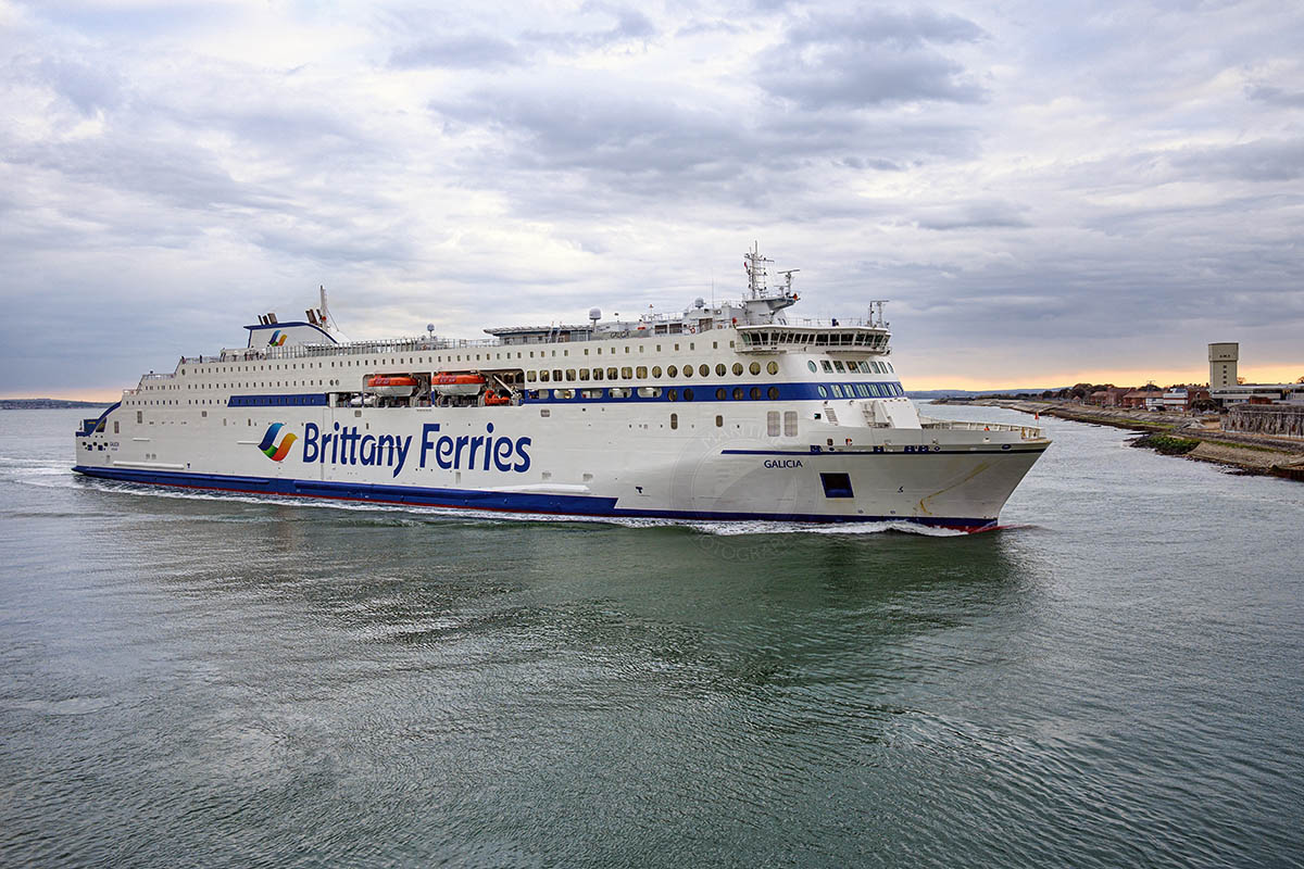 MaritimePhotos's tweet photo. Bonjour and hola. @BrittanyFerries #Galicia #EFlexer #Portsmouth https://t.co/STYWRcBy0i