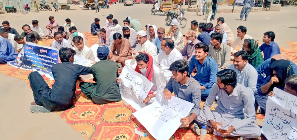 kundan_malhi's tweet photo. InfoSecPPP DistTharparkar @NandlalMalhi Participated with workers for solidarity in Dharna about death of a Thari Engineer #HarishKumar due to negligence of power company in TharCoalBlock1. The corporate mafias in thar are violating the basic rights of thari folks on daily bases. https://t.co/VY1bwNxgvO