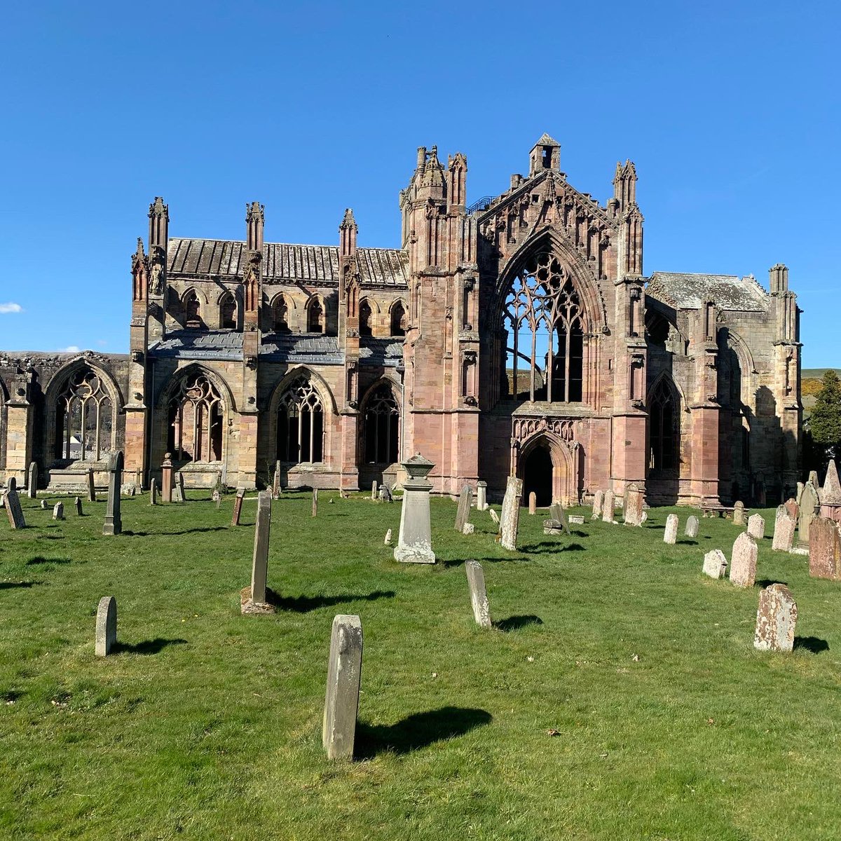 katesamphier's tweet photo. A fantastic day for a wee bit more of the #BorderAbbeysWay... Melrose to Dryburgh (bridge), the #StCuthbertsWay back to St Boswells. Very tempted to have a deep in the Tweed on route back... next time perhaps! #trailrunning #scottishborders https://t.co/qWb4bEHmnJ