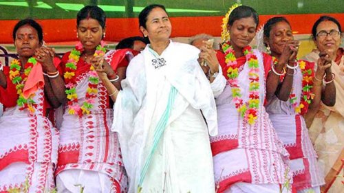 'Aay Tobe Sohochori'
Through what all she has done for the people of Bengal, she proved that she is the daughter of every household and doesn't discriminate against anyone on the basis of caste, creed, or religions!

#bengalkibeti 
#BanglaNijerMeyekeiChay 
#Tribal