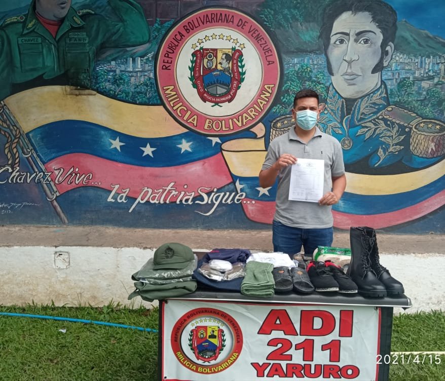 Hemos recibido del Comando General @Milicia_B1 al Coronel Raúl Sifontes quien cumpliendo Instrucciones del @cmdtemiliciab1 realizo entrega  del material de intendencia al personal de Tropa Alistada pertenecientes a esta insigne unidad.