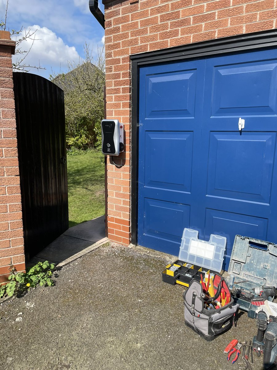 #ev charging again today. This time in <a href="/WeAreProjectEV/">Project EV</a> flavour, wired in <a href="/DonnyCables/">Doncaster Cables</a> ev ultra cable with ct comms.
This allows the customer to safely charge without overloading the DNOs incoming fuse #electrician #derby #nottingham #sparkslife 
Happy Friday! 🎉