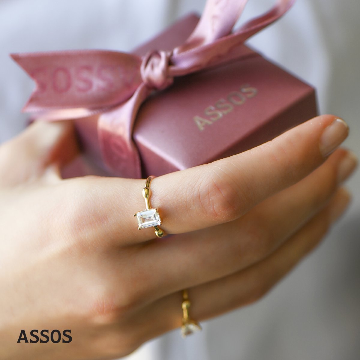Sevdiklerinizin kalbini çalmak için şık bir Assos tasarımına ne dersiniz?

assospirlanta.com

#assos #assospirlanta #assosdiamond #jewellery #pırlanta #diamond #altın #gold #mücevher #style #fashion #love #gift #hediye #sonsuzlukseninle #yüzük