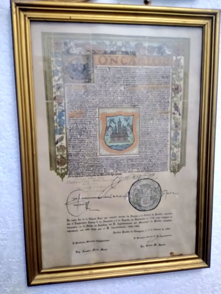 Feliz cumpleaños a mi ciudad #Puebla!  #Puebla490. La cédula Real que concede el Escudo de armas a la ciudad, fue otorgada en 1538. Esta copia que les comparto  fue otorgada a mi abuelo en 1966.