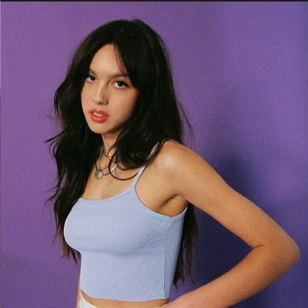 _cuddleconan's tweet image. Fui pedir pra cabeleireira cortar uma franja igual a da Olívia, até pq meu cabelo era do mesmo tamanho do que o dela e talvez ficaria bonito.
Ela fez a franja e cortou meu cabelo pequeno 😐 
Que merda de vida