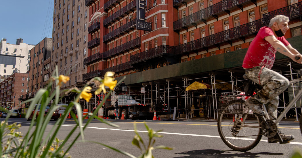 The cultural-icon Chelsea Hotel, famous for hosting writers like Mark Twain, will eventually host hotel guests - if current tenants and the developer can resolve their differences. nytimes.com/2021/04/16/nyr…?
