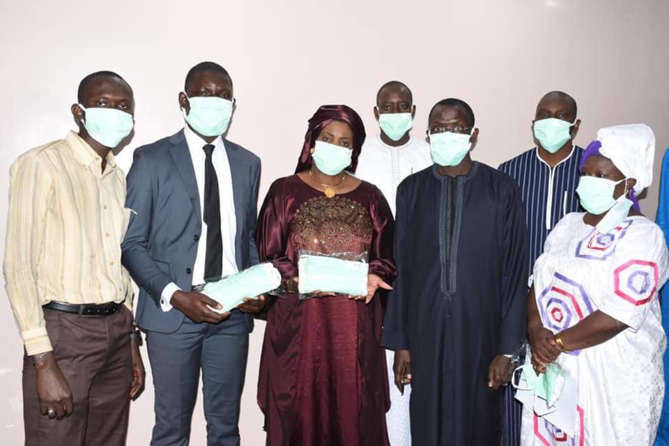 coudsn's tweet photo. Lutte contre le Covid 19:
Dans le cadre du partenariat avec le COUD, la Fondation  LONASE  a remis ce jeudi un lot de 35.000 masques à la Direction . Un geste hautement symbolique et salutaire, magnifié par le Directeur du Coud Maguette Séne. https://t.co/8WanjaWR4l