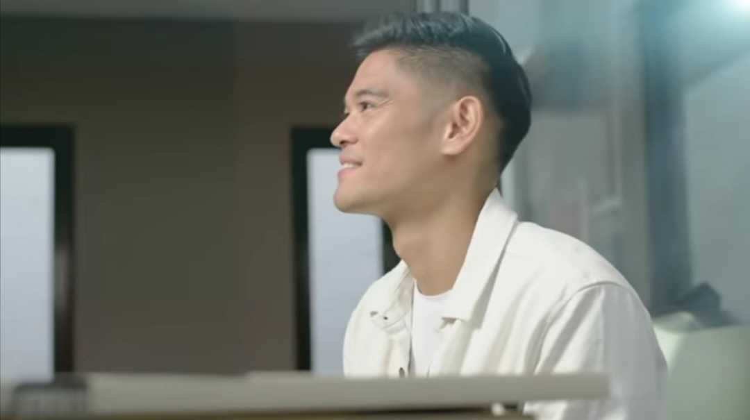 News5PH's tweet photo. Nakipag-collab si Catriona Gray sa R&amp;B singer na si JayR para sa bago niyang single na "Angel of Mine."

📷: screenshots from Catriona Gray/YT https://t.co/5c8SiX4gD8