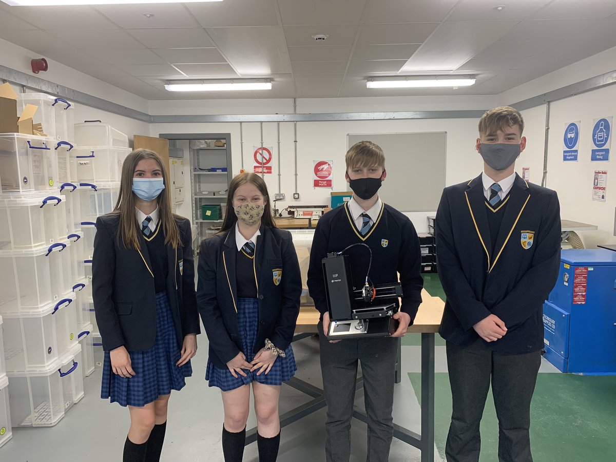DtGlanclwyd's tweet photo. Braf oedd cael BL10 yn ôl llawn amser wythnos yma. @Team_Egni wedi derbyn eu printer 3D or diwedd, un or gwobrau @Shell Bright Ideas! 

Braint yw cael darllen am ei hanes yn y pecyn ysbrydoli mae’r gystadleuaeth yn i’w ranu eleni, tudalen 8 a 9 🔽🔽

https://t.co/dwEsnSw5ne https://t.co/GOd1IJ2dYX
