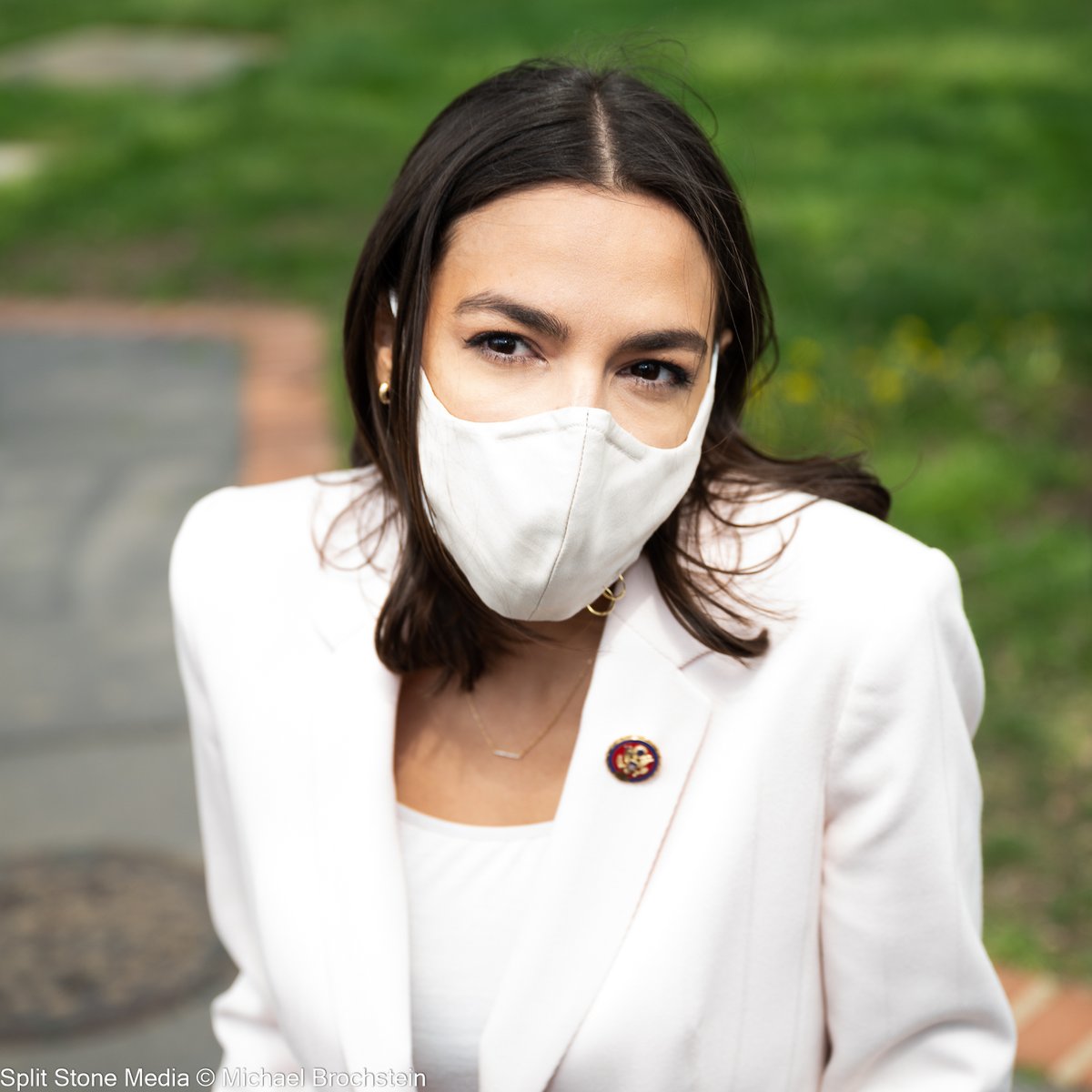 m1brochstein's tweet photo. I guess it was inevitable that someone would start accessorizing face masks - note the gold earrings (mask rings?) on AOC's face mask (bottom of mask near her raised hand) yesterday. #AOC #facemask #maskring @AOC @RepAOC #uscapitol https://t.co/hG8yKv8i08