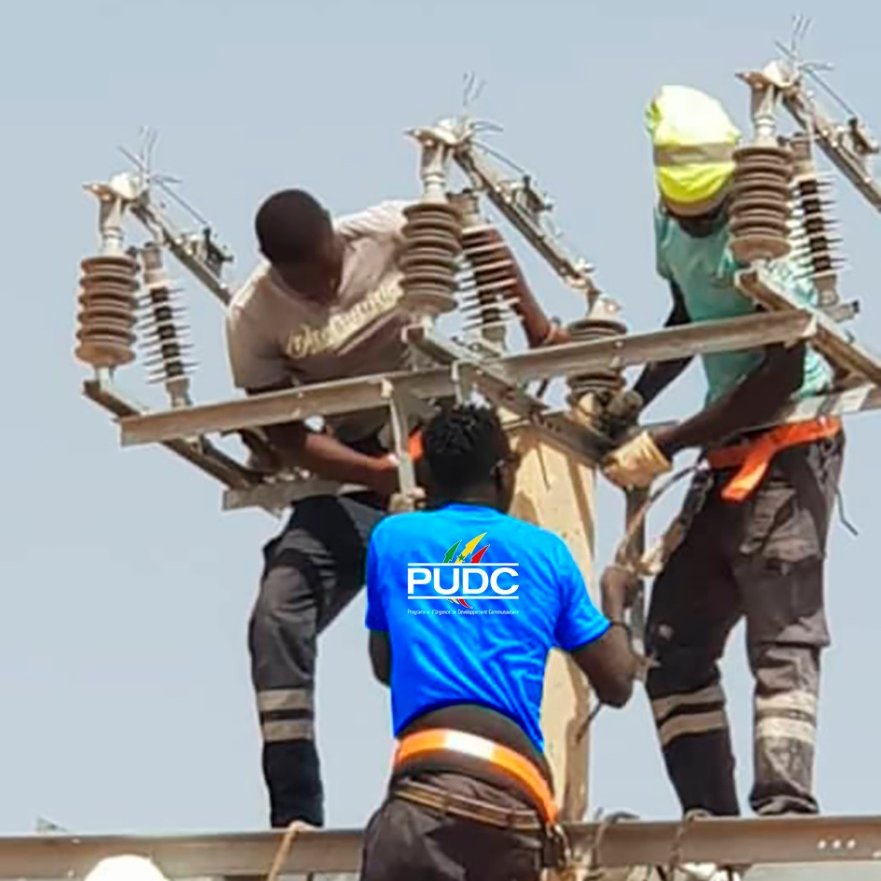 pudcsenegal's tweet photo. Les travaux sont en cours dans le cadre du projet d'électrification de 2000 villages. 
@Macky_Sall @SenegalPourTous @CheikhhDiop 
#PSE  #Accèsuniversel2025 #energy 
#kebetu #development @fasttracksn @GIRepublicain https://t.co/nATXJdd1XI