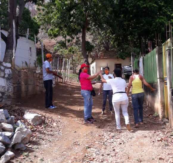 #16Abr| Nuestro personal de la @alcaldiasseb se desplegó en la comunidad “El Chaparral”, junto a los líderes de comunidad para ejecutar el Plan de Abastecimiento del <a href="/gas_comunal/">PDVSA Gas Comunal S.A.</a>. Políticas de bienestar social que impulsa el alcalde @FelixJPSUV
#BarrioAdentro18Años