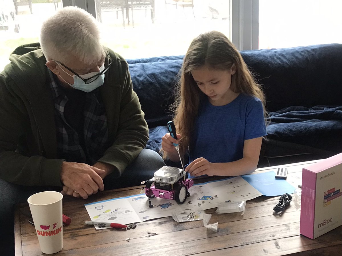 Today’s recess involved robotics with grandpa! <a href="/MineolaVirtual/">Mineola Virtual</a> <a href="/jlamendolare/">Jenny Amendolare</a> #MineolaProud #virtualschool #robotics #mbot <a href="/Makeblock/">Makeblock</a>