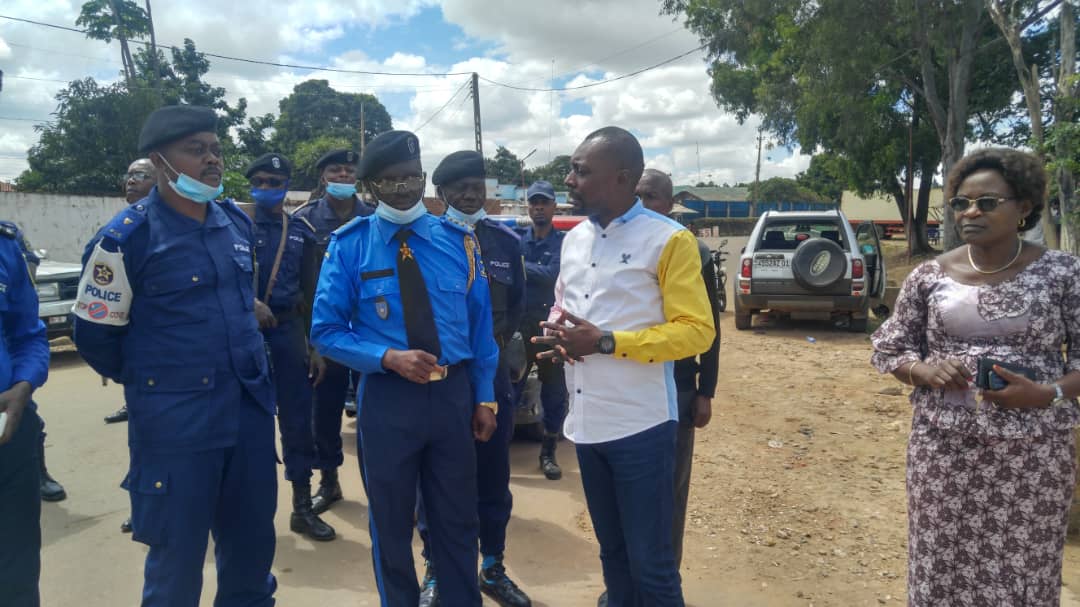 rkitsita's tweet photo. #RDC: Lubumbashi : le bourgmestre de la commune Kampemba, Éric TWITE WA LWAMBA dote la police de sa municipalité d'une Jeep land cruiser neuve pour assurer la sécurité de la populat°. Une jeep qui s'ajoute sur la liste des Jeeps, voitures et motos qu'il avait précédemment remis. https://t.co/60wMEnVrEe