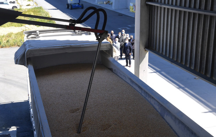 PuertoACoruna's tweet photo. ➡️ El #PuertoExterior #Coruña refuerza su liderazgo en cereales con un nuevo sistema automático para garantizar la calidad de la mercancía. El presidente de la Autoridad Portuaria y los responsables de #Agafac, presentaron hoy esta dotación de vanguardia a nivel nacional. https://t.co/ntaISpjvc0