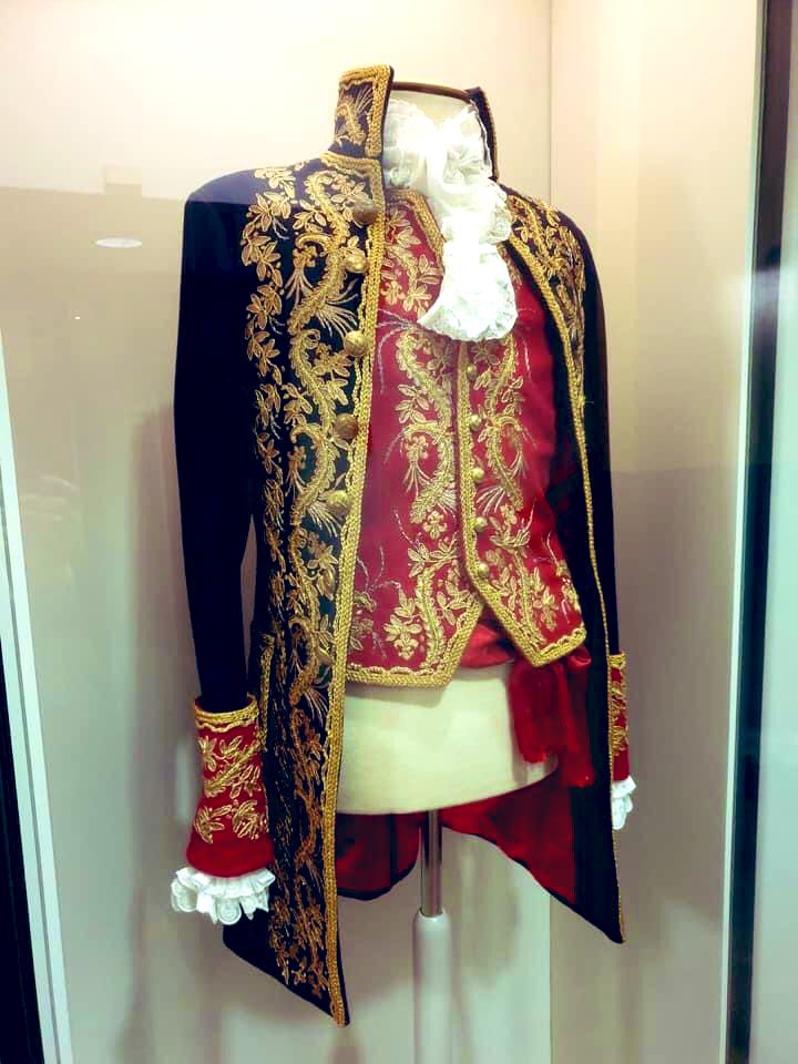 Happy #NationalLibrarianDay! Here is the dress uniform of the National Librarian of Madrid