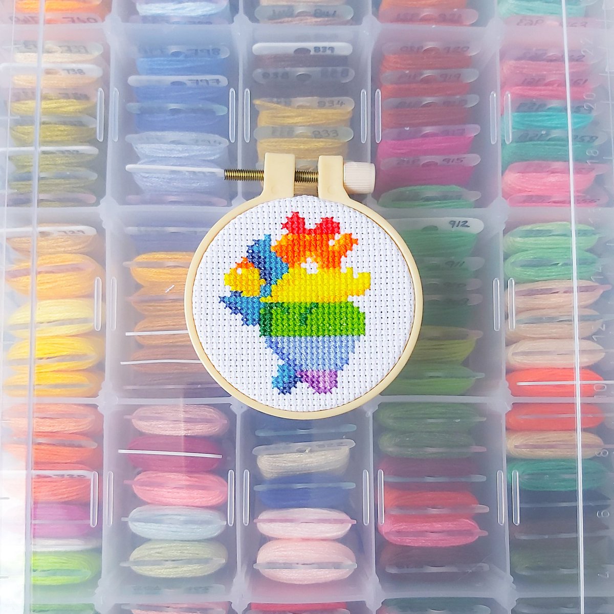 Prepare for #pridemonth with these 3" HAVE A HEART hoops and PDF patterns! 🏳️‍🌈🏳️‍⚧️

If you would like one of these before they hit the website drop me a DM and I'll make one up for you 😃

embRUDEry.com
embRUDEry.co.uk