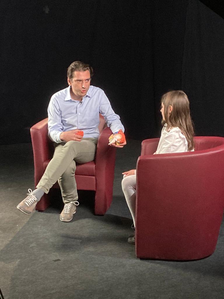 MoocsUnige's tweet photo. Nous avons démarré les tournages du @MoocsUnige sur le concept de la #mentalisation, dirigé par le Prof. @MartinDebb et faisant intervenir plusieurs experts du domaine. @UNIGEnews https://t.co/3JHZrKTTdl
