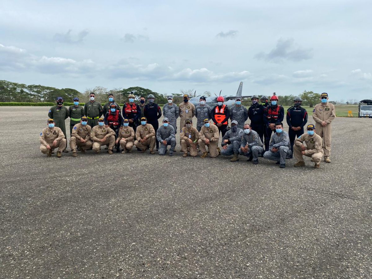 ArmadaColombia's tweet photo. Para fortalecer las capacidades de las @FuerzasMilCol la @ArmadaColombia y @FuerzaAereaCol realizamos en #Coveñas ejercicios de Rescate en Altamar mediante lanzamiento de Paracaidista y Carga #RAMPAC y Rigging Alternate Method Zodiac #RAMZ
Detalles🇨🇴👉 https://t.co/y7VP6de2aT https://t.co/qYT7IUhejn