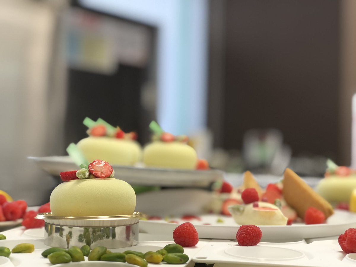 sendai_culinary's tweet photo. 続✨２年生製菓特別講義🍰✨
技術に心構え📸✨
熱いメッセージは一人ひとり心に響いたと思います‼️
行動あるものが成長する🤗✨
期待しています😉✨
自主練習できる環境、親身なプロの先生👨‍🍳全ては学生さんの夢の応援団です📣
クレーム・フランボワーズ
ジュレ・フレーズ
ムースショコラ・ピスターシュ https://t.co/T7chWBq2OB