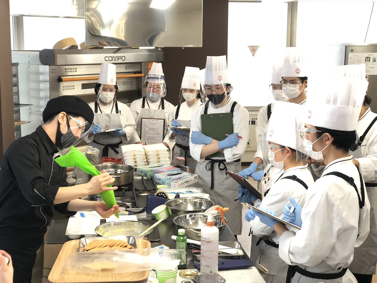 sendai_culinary's tweet photo. 続✨２年生製菓特別講義🍰✨
技術に心構え📸✨
熱いメッセージは一人ひとり心に響いたと思います‼️
行動あるものが成長する🤗✨
期待しています😉✨
自主練習できる環境、親身なプロの先生👨‍🍳全ては学生さんの夢の応援団です📣
クレーム・フランボワーズ
ジュレ・フレーズ
ムースショコラ・ピスターシュ https://t.co/T7chWBq2OB