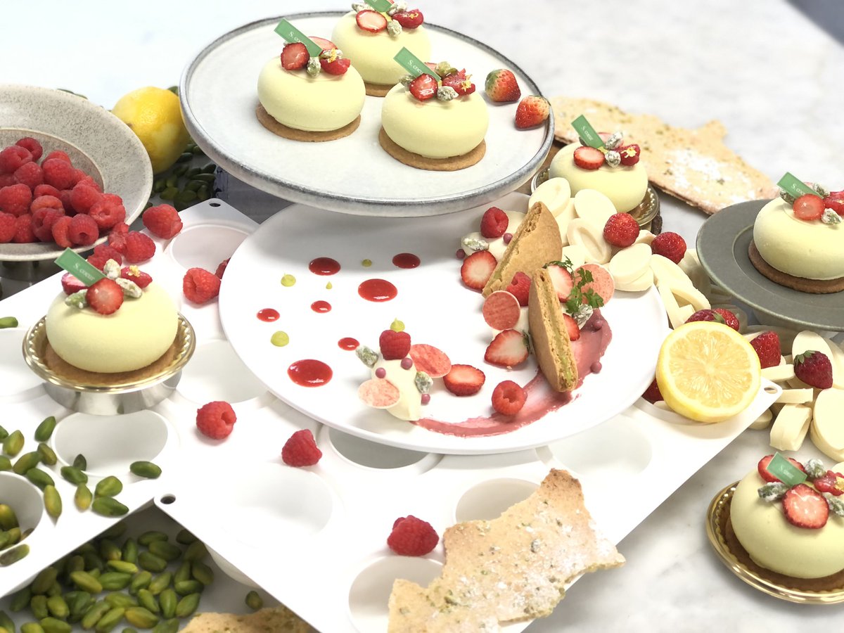 sendai_culinary's tweet photo. 続✨２年生製菓特別講義🍰✨
技術に心構え📸✨
熱いメッセージは一人ひとり心に響いたと思います‼️
行動あるものが成長する🤗✨
期待しています😉✨
自主練習できる環境、親身なプロの先生👨‍🍳全ては学生さんの夢の応援団です📣
クレーム・フランボワーズ
ジュレ・フレーズ
ムースショコラ・ピスターシュ https://t.co/T7chWBq2OB